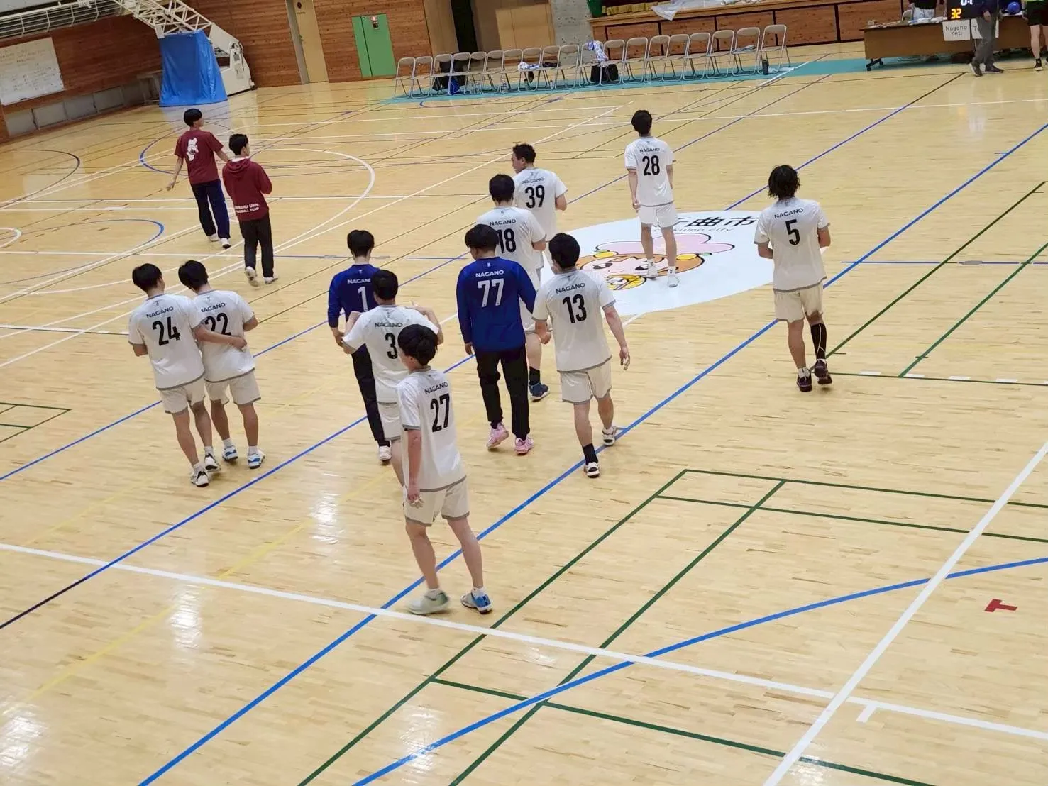 県予選大会のコートに立つ長野Yetiのメンバー