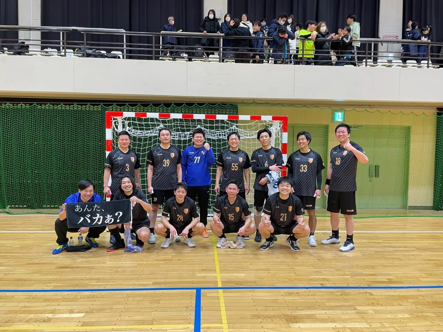 ゴール前に並んだ長野Yetiのメンバーの集合写真